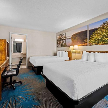 Days Inn By Wyndham Dubuque Esterno foto