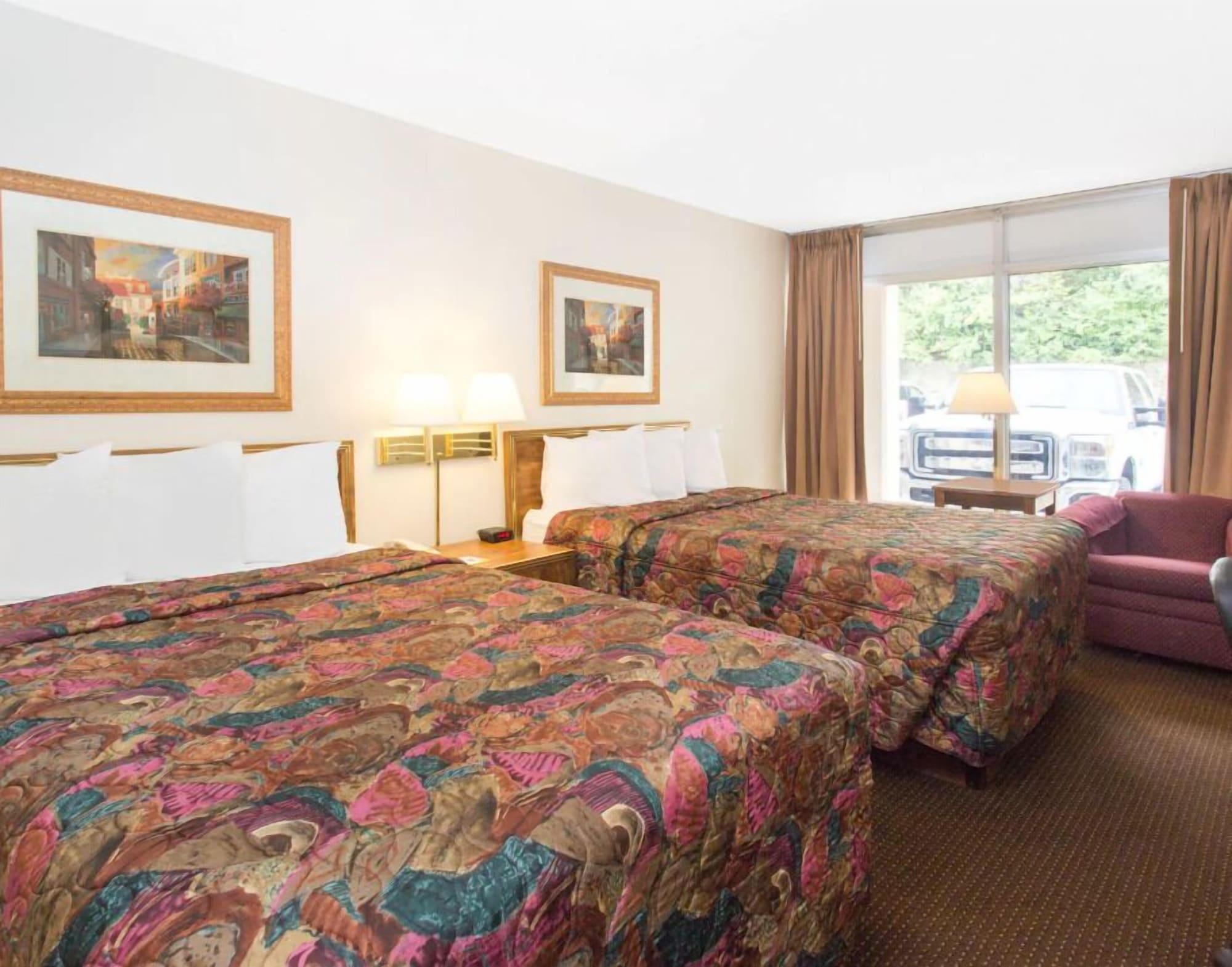 Days Inn By Wyndham Dubuque Esterno foto