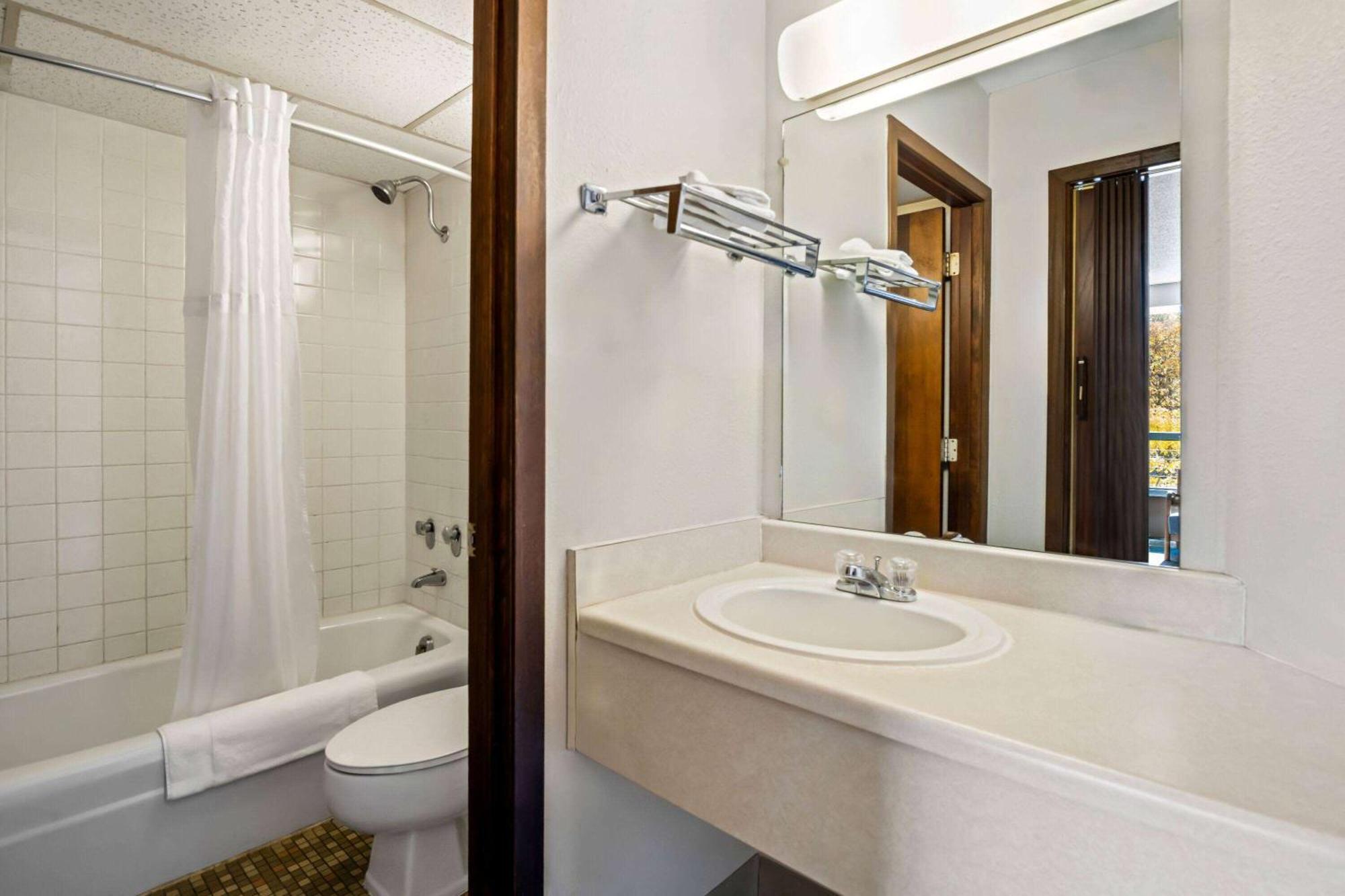 Days Inn By Wyndham Dubuque Esterno foto