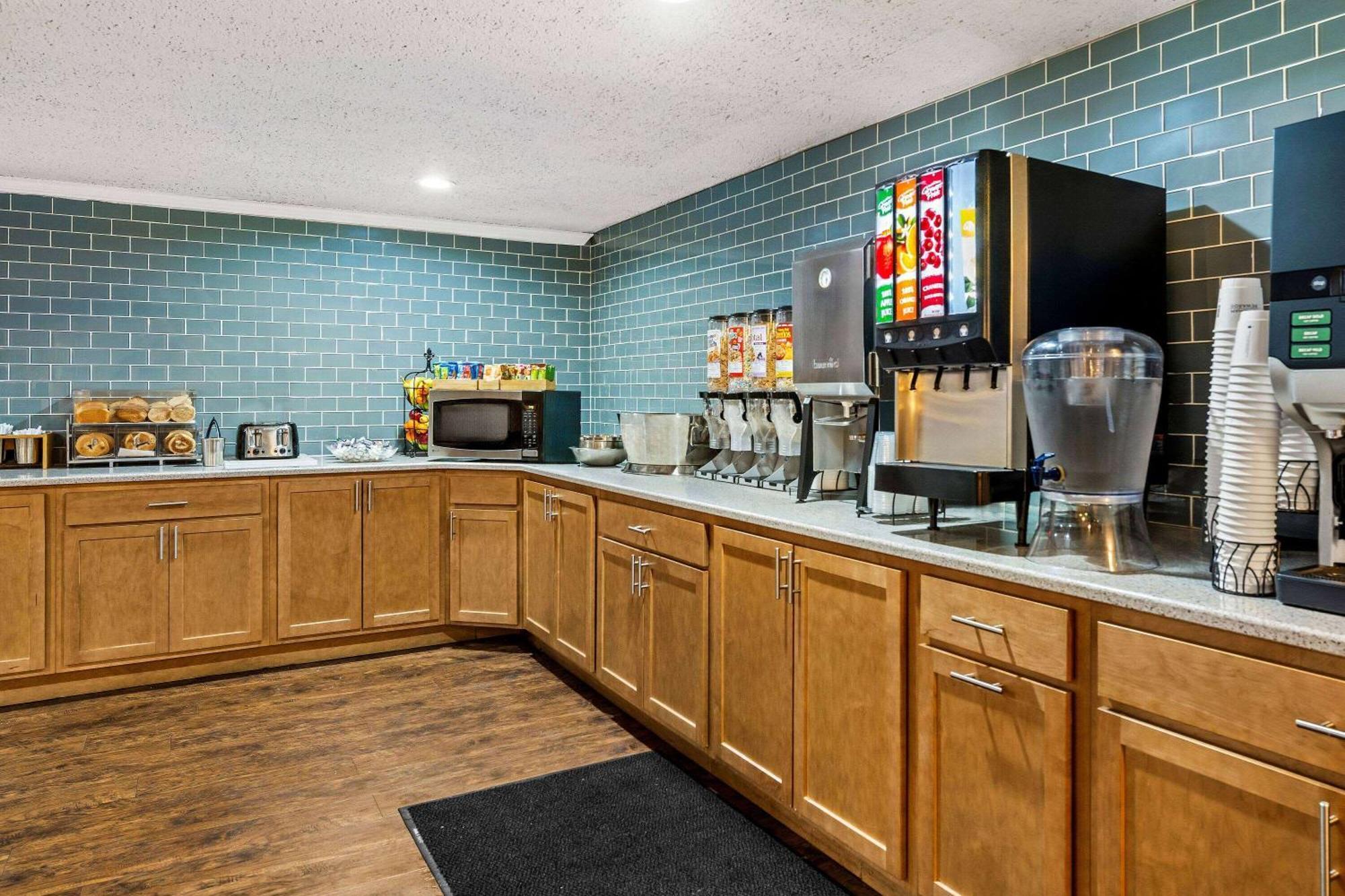 Days Inn By Wyndham Dubuque Esterno foto