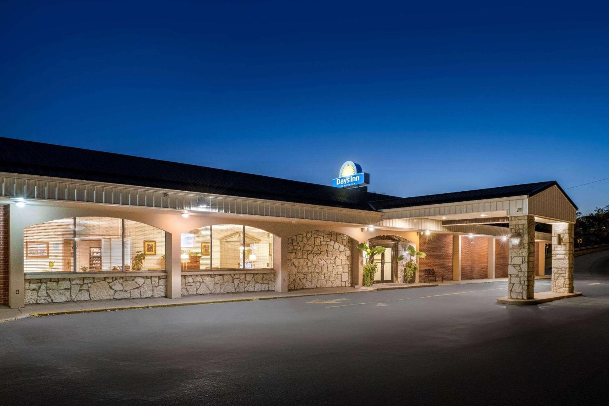 Days Inn By Wyndham Dubuque Esterno foto