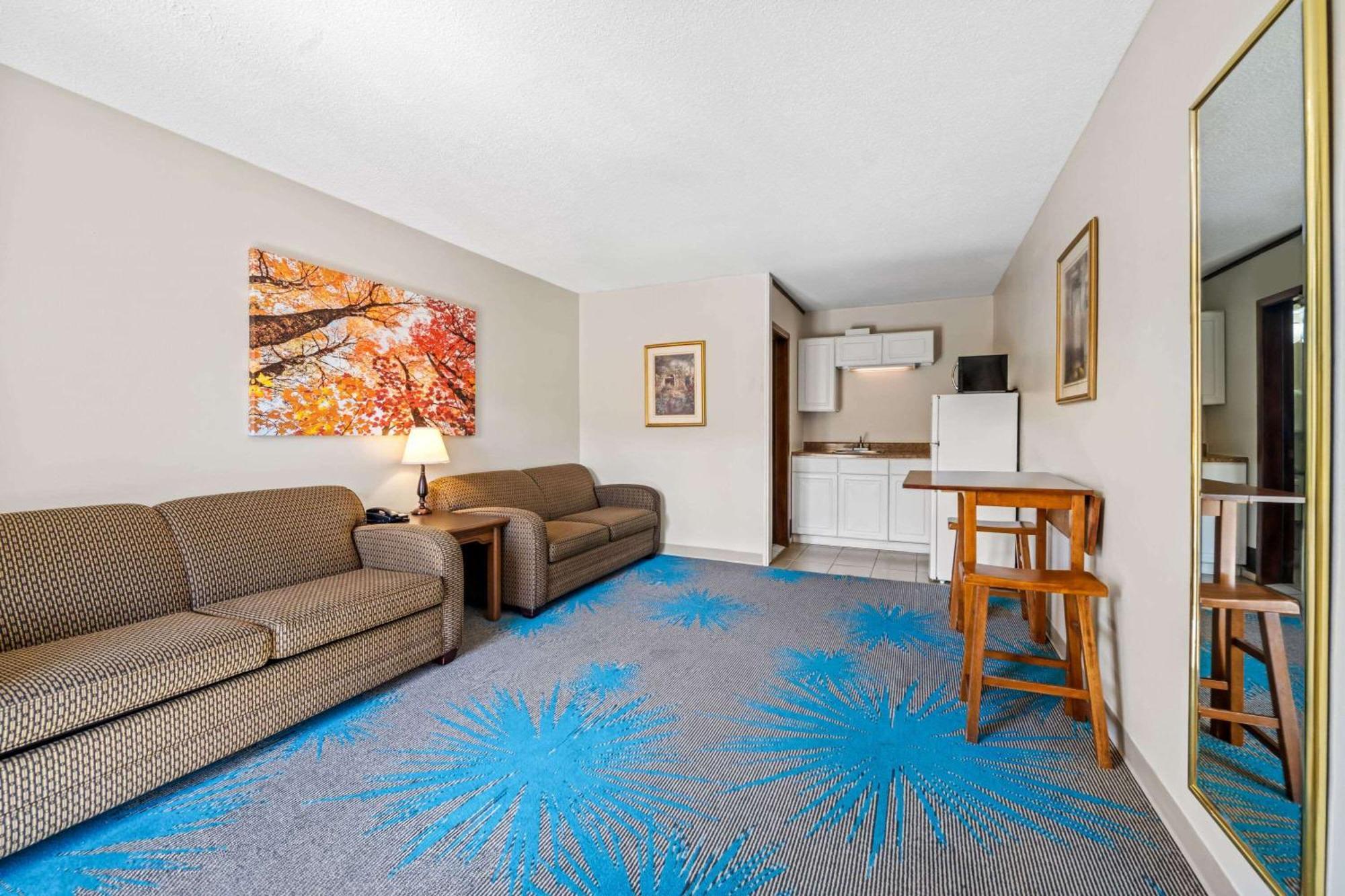 Days Inn By Wyndham Dubuque Esterno foto