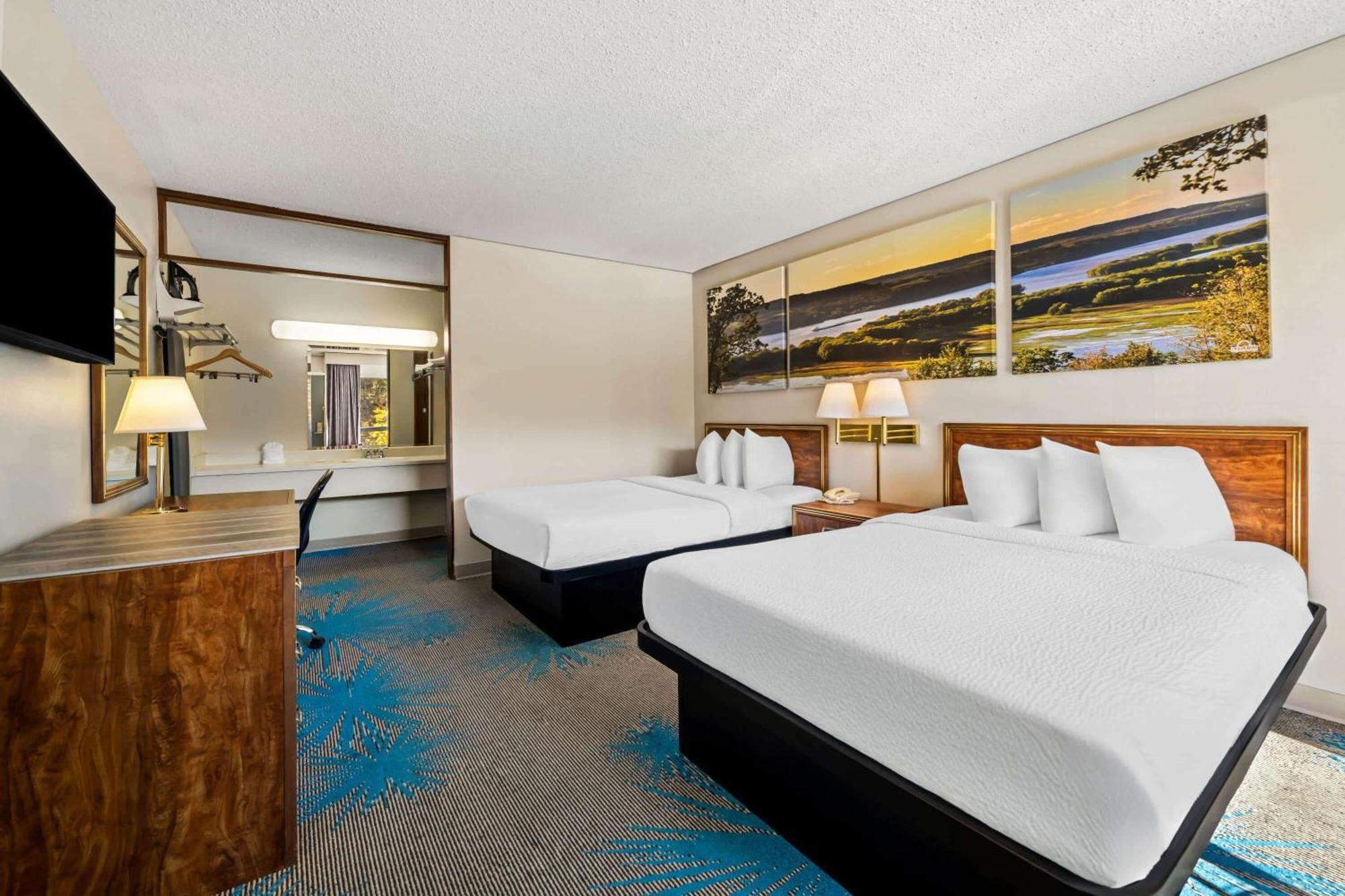Days Inn By Wyndham Dubuque Esterno foto