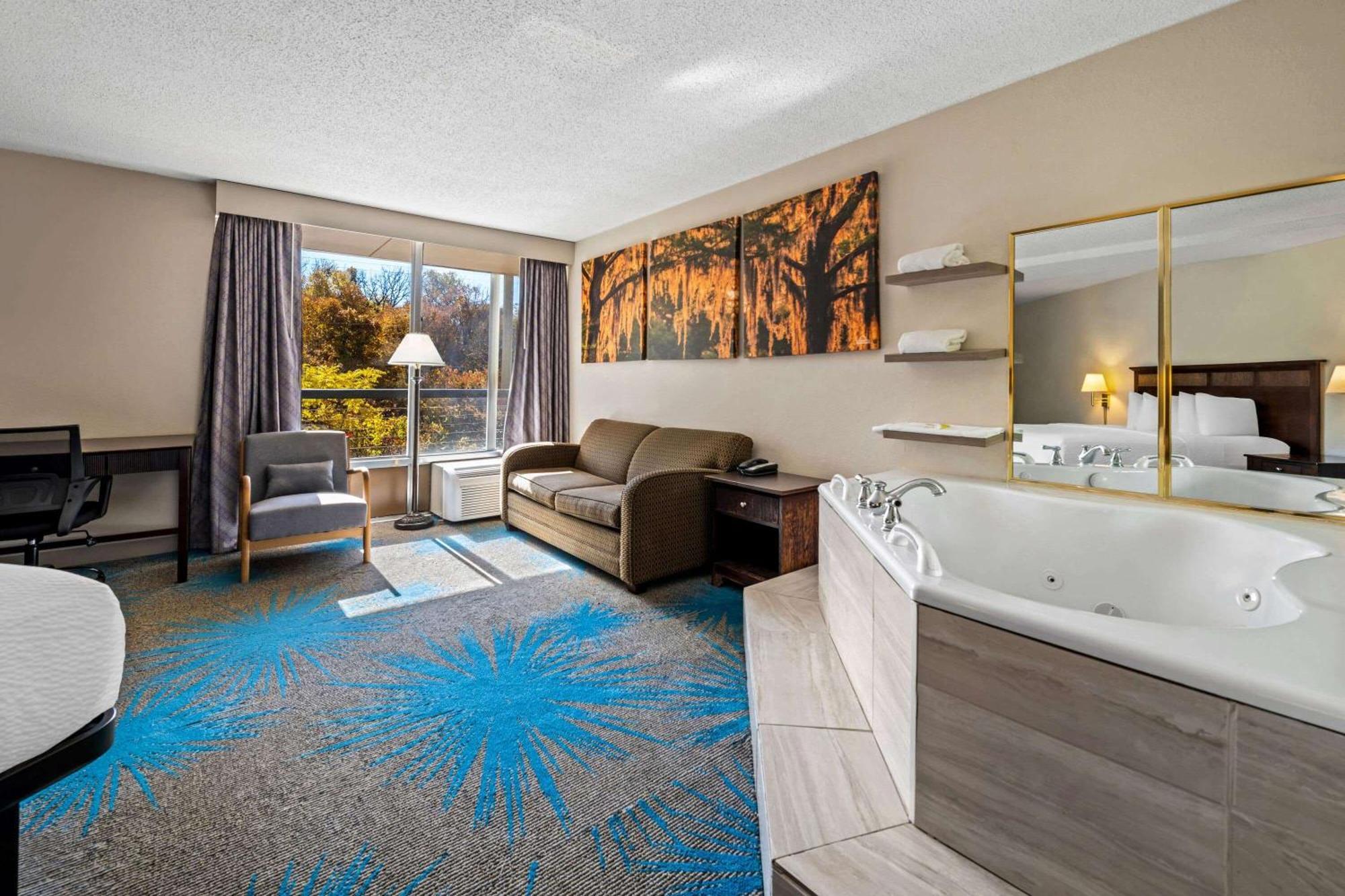 Days Inn By Wyndham Dubuque Esterno foto