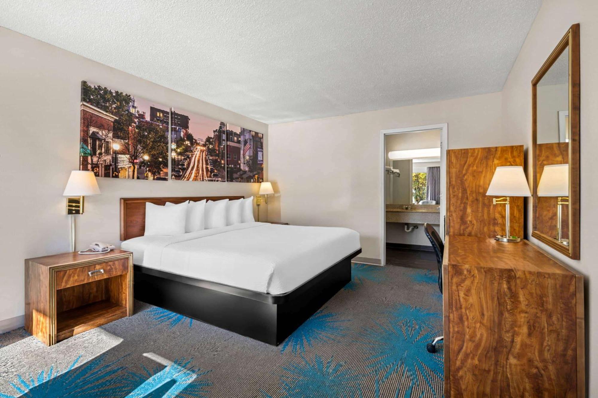 Days Inn By Wyndham Dubuque Esterno foto