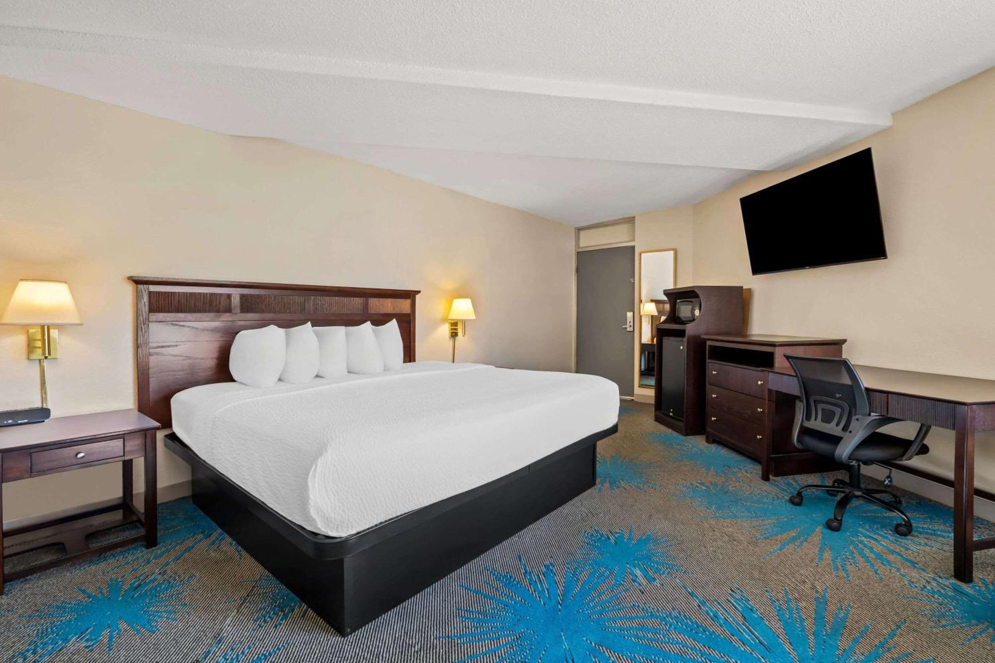 Days Inn By Wyndham Dubuque Esterno foto