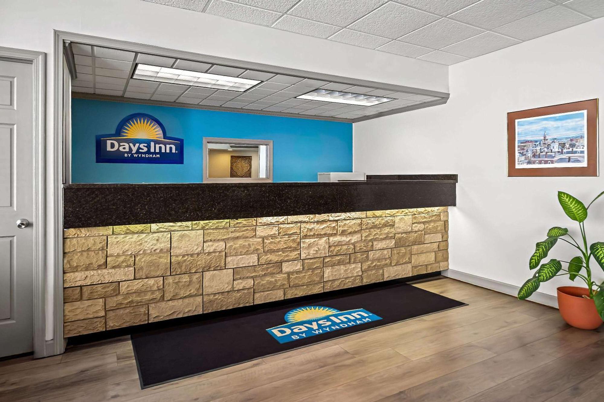 Days Inn By Wyndham Dubuque Esterno foto