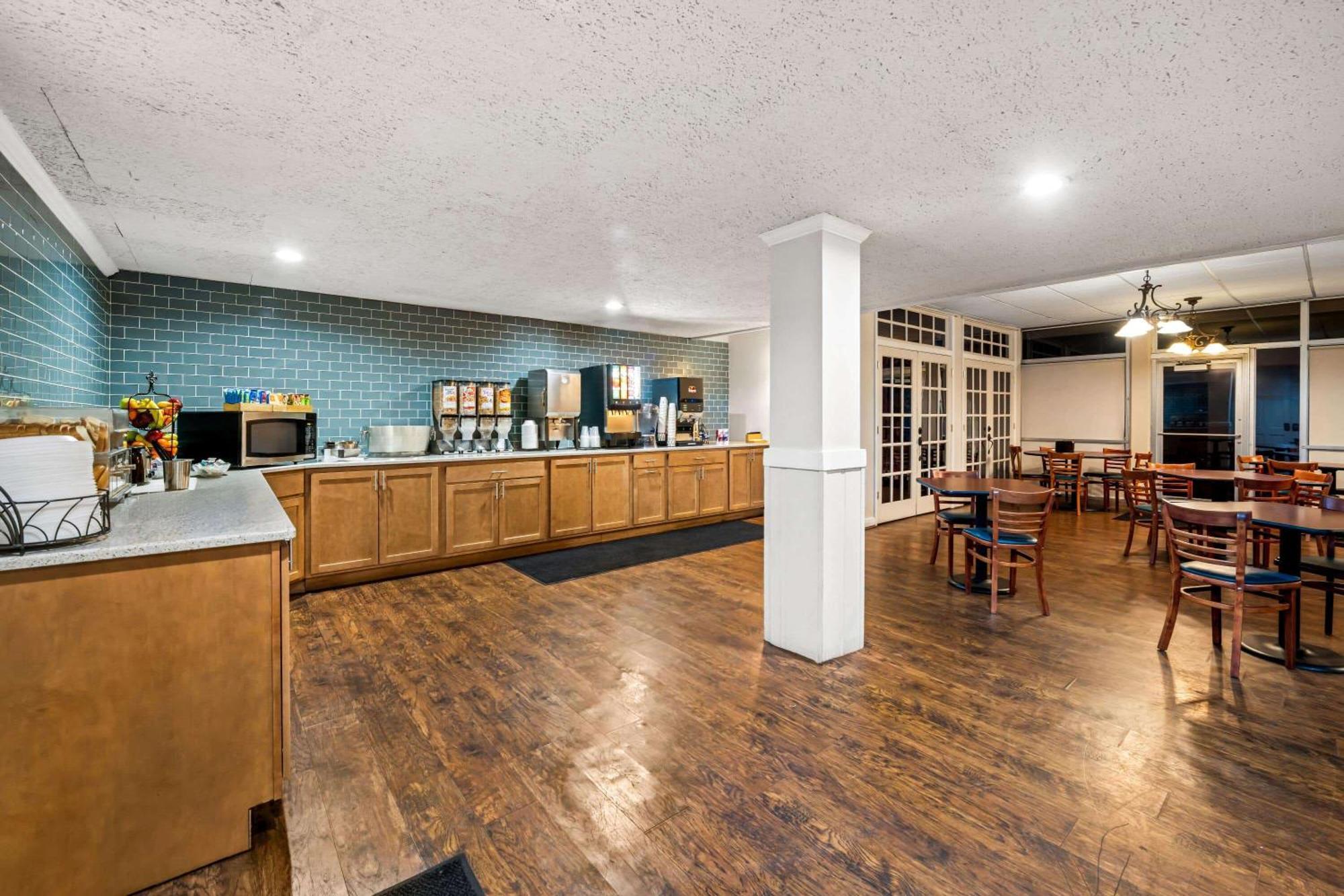 Days Inn By Wyndham Dubuque Esterno foto