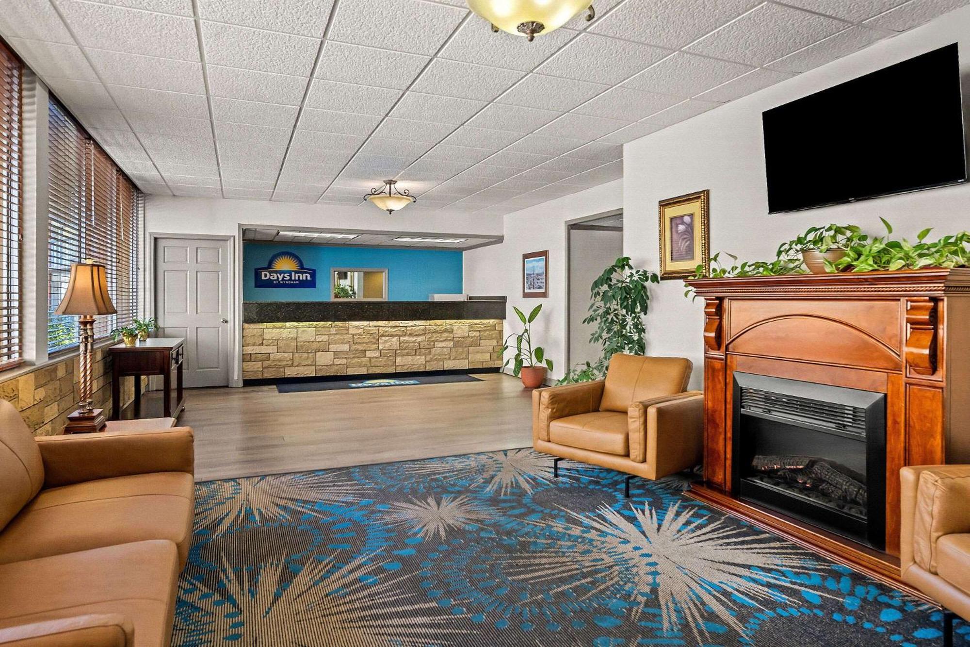 Days Inn By Wyndham Dubuque Esterno foto