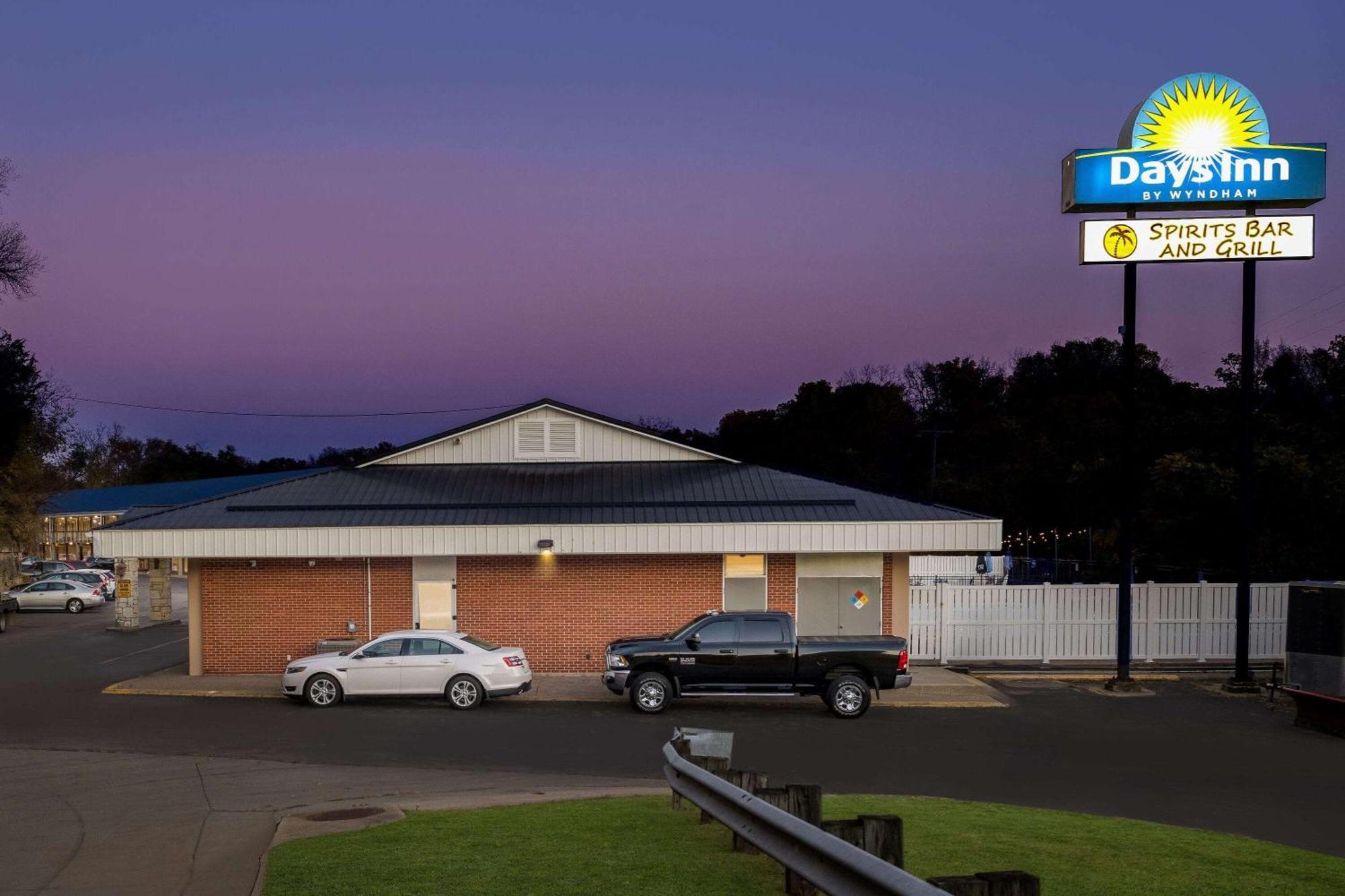 Days Inn By Wyndham Dubuque Esterno foto